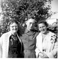 Carroll W. Duke with Blanche Duke Briggs (l) and Helen Durenberger Duke (r)