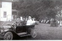 The bride and groom in the back seat are Charles Schons (son of Peter and Anna Schons) and Anna Weyker. Married in 1913.